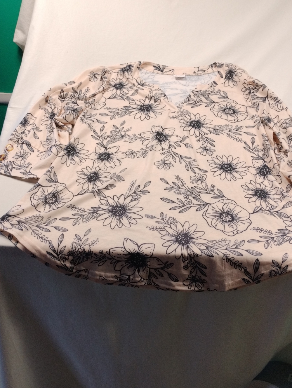 WIHOLL Floral Print V-Neck Women’s Top in Cream & Black Size xl